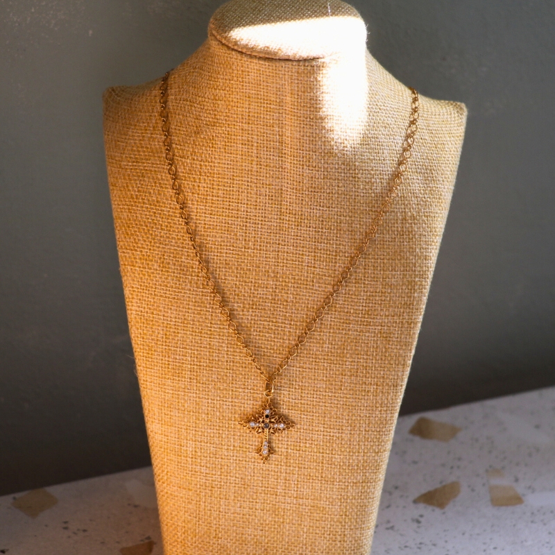 Collier femme doré à l'or 24 carats , pendentif croix dorée orné de cristaux Swarovski gris et blanc